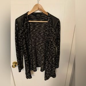 Woman’s cardagin- black/white - Size med